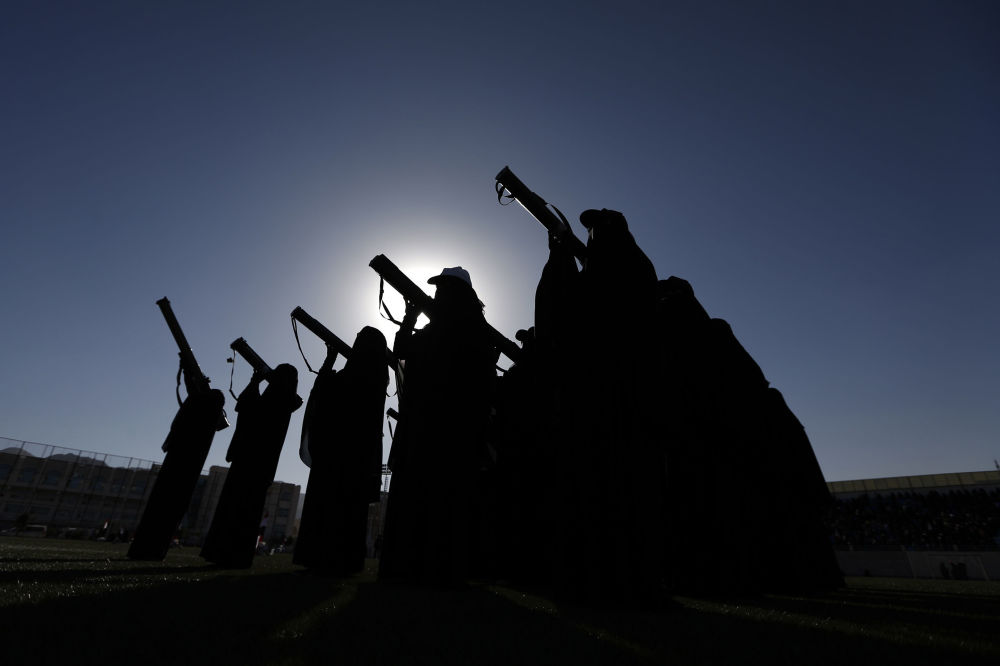 به‌ وێنه‌.. نمايشى سه‌ربازى هێزى ژنانى حوسى ببينه‌